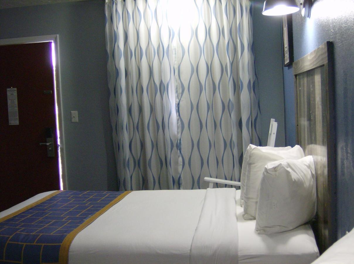 Days Inn & Suites By Wyndham Terre Haute Eksteriør billede