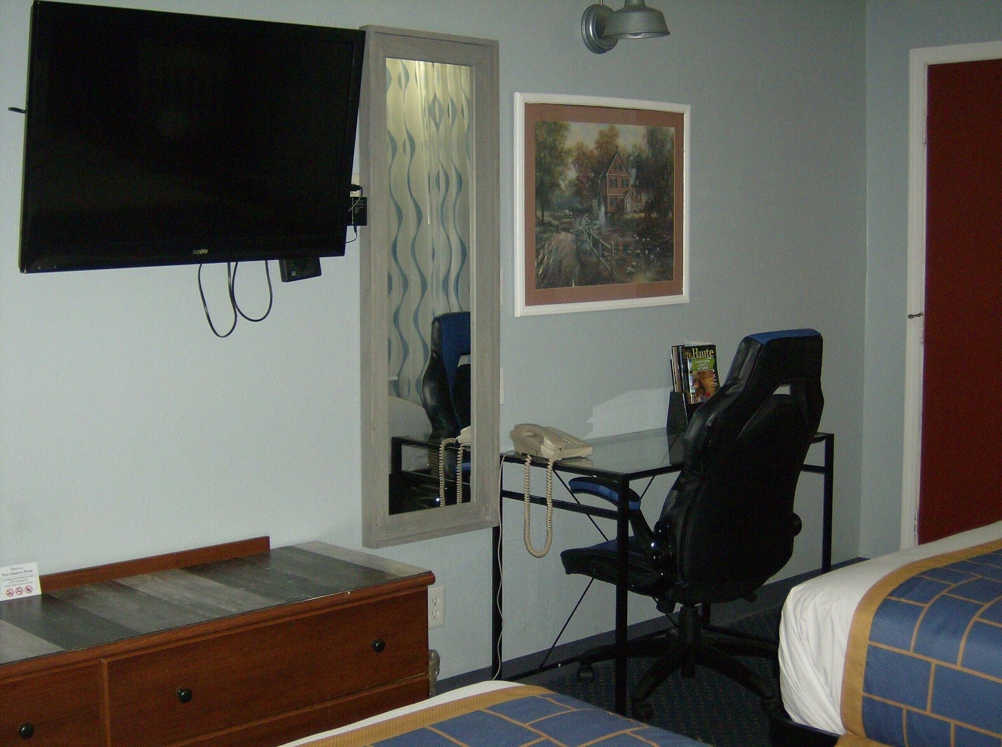 Days Inn & Suites By Wyndham Terre Haute Eksteriør billede