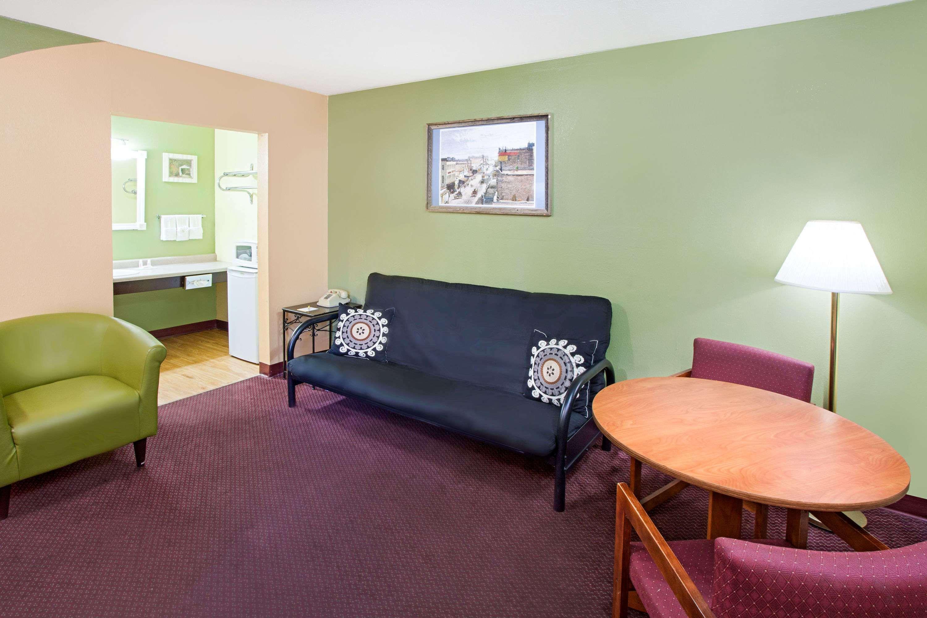 Days Inn & Suites By Wyndham Terre Haute Eksteriør billede