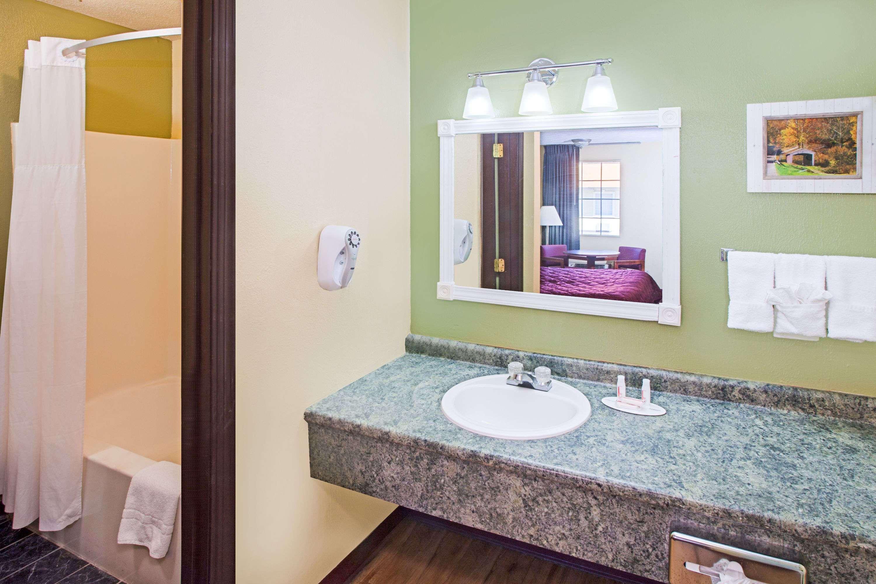 Days Inn & Suites By Wyndham Terre Haute Eksteriør billede