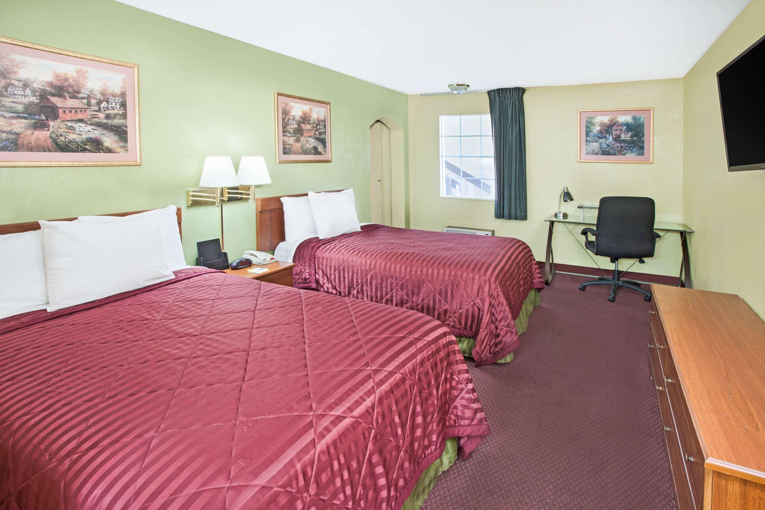 Days Inn & Suites By Wyndham Terre Haute Eksteriør billede