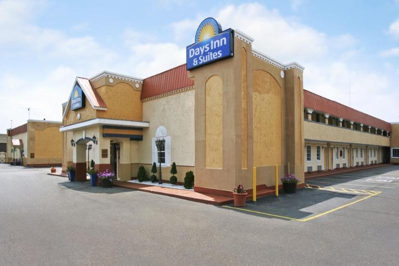 Days Inn & Suites By Wyndham Terre Haute Eksteriør billede